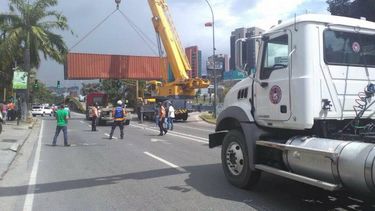 La medida fue revertida y un equipo de Protección Civil con maquinaria pesada retiró los contenedores para restablecer el paso.