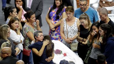 Cientos de familiares, amigos y vecinos acuden a primera hora de la mañana de este jueves, 14 de marzo de 2019.