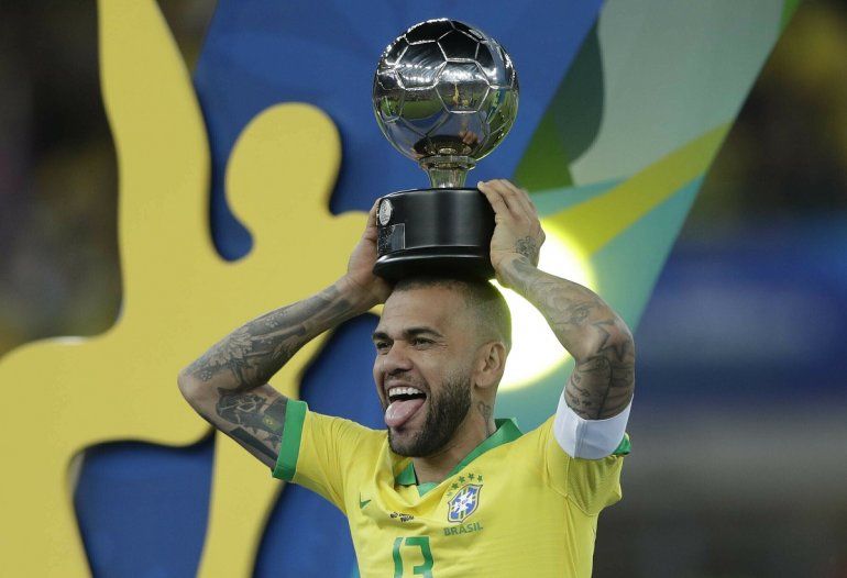 El lateral derecho Dani Alves posa con el trofeo al Jugador Más Valioso después que la selección brasileña derrotó 3-1 a Perú en la final de la Copa América, en el estadio Maracaná de Río de Janeiro, Brasil, el domingo 7 de junio de 2019.