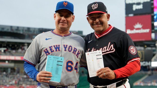 Carlos Mendoza (izq), mánager de los Mets de Nueva York, y Miguel Cairo, dirigente de los Nacionales de Washington, posan para una foto previo al primer duelo entre timoneles venezolanos en las Grandes Ligas, el 19 de agosto de 2025.