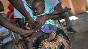 En esta foto del 11 de diciembre del 2019, funcionarios de salud vacunan a residentes de la aldea de Tomali, en Malawi. Un beb&eacute; tras otro en Malawi est&aacute; recibiendo la primera y &uacute;nica vacuna contra la malaria, una de las enfermedades m&aacute;s mort&iacute;feras y persistentes en el mundo.