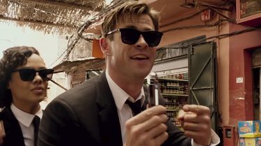 Esa química entre Thomson y Hemsworth no es capaz de por sí sola soportar el peso de las honestas, casi descaradas, veraniegas y ligeras pretensiones de la nueva entrega de una saga.