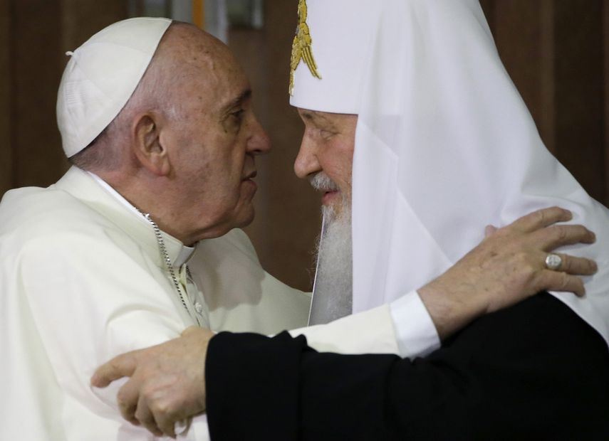 En esta imagen de archivo, el papa Francisco (izquierda) abraza al patriarca de la Iglesia ortodoxa rusa, Cirilo I, tras la firma de una declaración conjunta sobre unidad religiosa en La Habana, Cuba, el 12 de febrero de 2016.