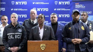 En esta fotografía proporcionada por el Departamento de Policía de Nueva York se muestra a la comisionada de la policía de la ciudad de Nueva York, Keechant Sewell, durante una conferencia de prensa el sábado 31 de diciembre de 2022.