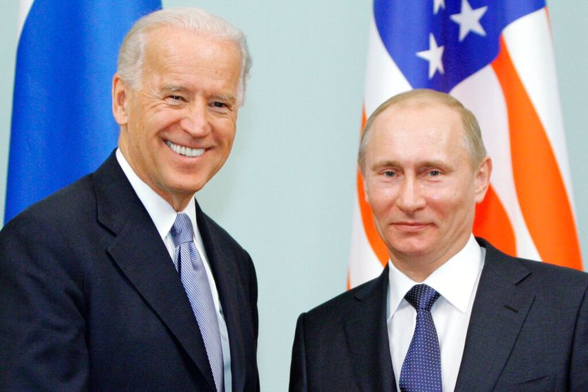 Foto tomada el 10 de marzo del 2011 del entonces vicepresidente estadounidense Joe Biden con el presidente ruso Vladimir Putin en Moscú.