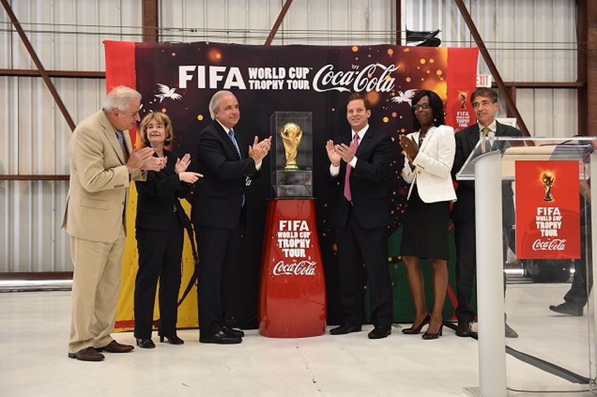 Carlos Jiménez, alcaldel de Miami-Dade; Delia Fischer, jefe de medios de FIFA; Tomás Regalado, alcalde de Miami; Carlos López-Cantera, vicegobernador de Florida; Melanie Jones, Coca Cola en FL y Luis Fernandes, viceministro del Deporte de Brasil. (AM)