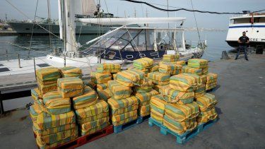 Pacas de cocaína por un total de 5,2 toneladas y un yate confiscado son mostrados a la prensa.