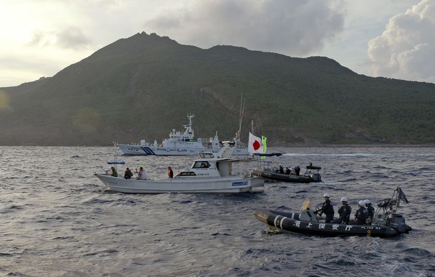 Un barco de la Guardia Costera de Japón navega cerca de otros barcos advirtiendo que se alejen de un grupo de islas en disputa por Japón y China, el 18 de agosto de 2013.&nbsp;