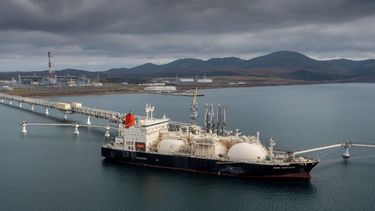 En esta imagen de archivo, el petrolero Sun Arrows llena sus depósitos de gas natural licuado, del proyecto Sakhalin-2, en el puerto de Prigorodnoye, Rusia.&nbsp;
