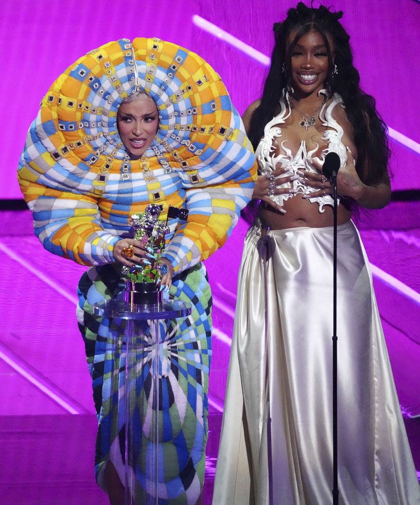 Doja Cat, a la izquierda, y SZA reciben el premio a la Mejor colaboración por Kiss Me More durante la ceremonia de los Premios MTV a los Videos Musicales, el domingo 12 de septiembre de 2021 en el Barclays Center en Nueva York.&nbsp;