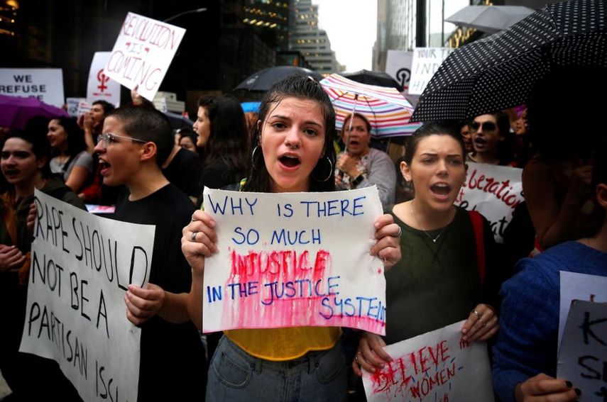 ¿Por qué hay tanta injusticia en el sistema judicial?, dice uno de los carteles que sostienen las mujeres que protestan contra la posible confirmación del juez Brett Kavanaugh para el Tribunal Supremo.