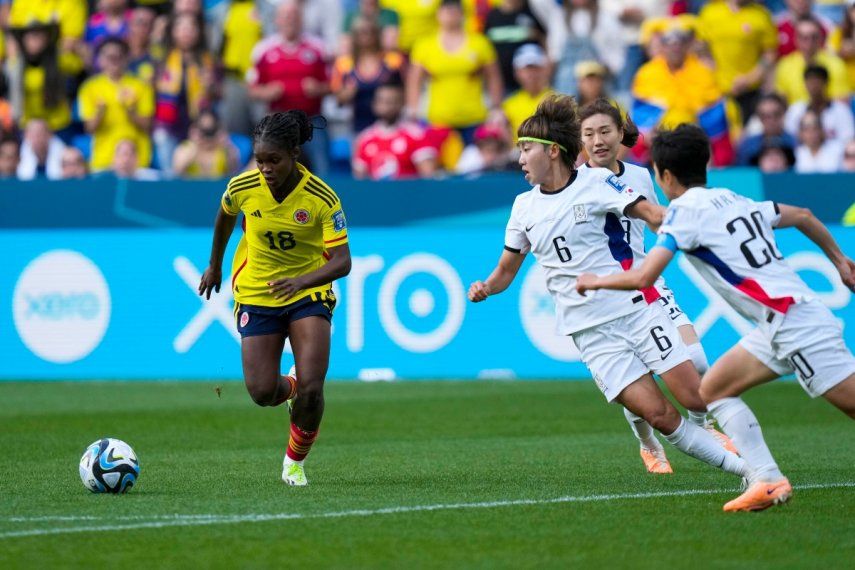 La colombiana Linda Caicedo (izquierda) se abre paso con el balón durante el partido del Grupo H en la Copa Mundial femenina ante Corea del Sur, en Sídney, el martes 25 de julio de 2023.&nbsp;