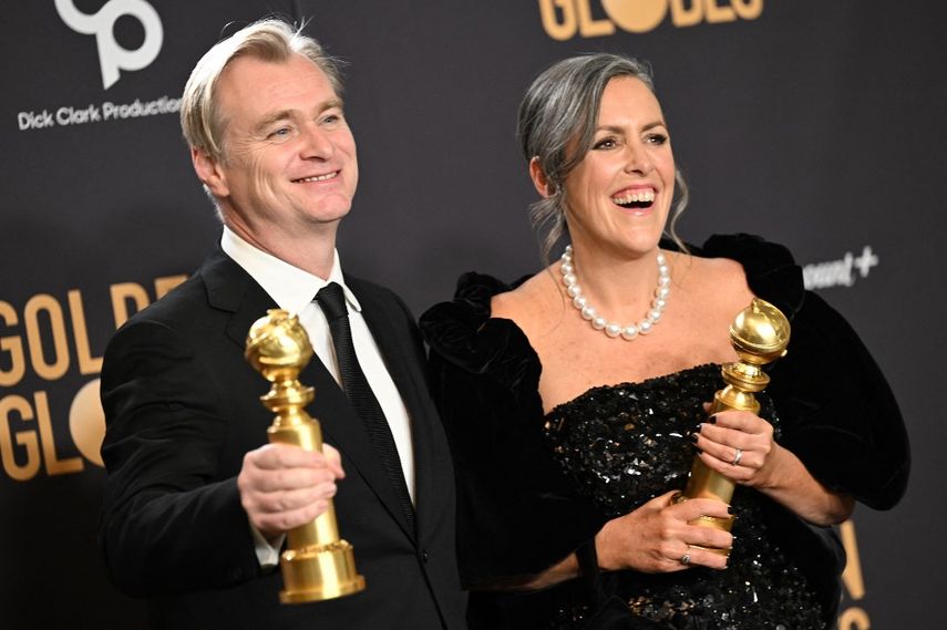 El director británico Christopher Nolan (izq.) y su esposa, la productora de cine británica Emma Thomas, posan en la sala de prensa con los premios a Mejor Director - Película y Mejor Película - Drama por Oppenheimer&nbsp;durante la 81ª entrega anual de los Globos de Oro en el hotel The Beverly Hilton en Beverly Hills, California, el 7 de enero de 2024.