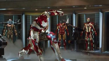 La figura está acompañada de una inscripción que celebra al personaje de Marvel: Este es el primer monumento dedicado a Iron Man en el año de su muerte en el mundo cinematográfico.