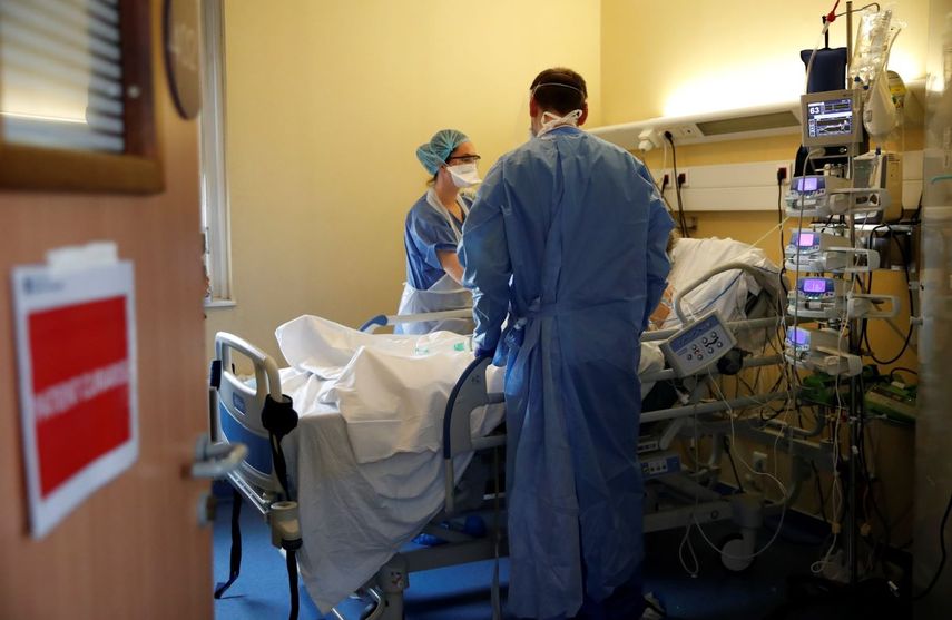 Una enfermera y un médico atienden a un paciente intubado y sedado infectado con COVID-19 en la unidad de cuidados intensivos en el hospital privado Peupliers, en París, el 7 de abril de 2020. Es el día 22 de un estricto encierro en Francia destinado a frenar la propagación del coronavirus.