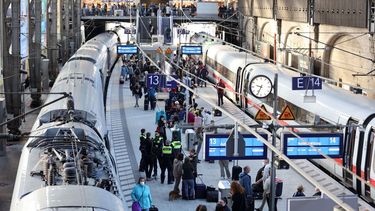 Vista de la Estación Central de Hamburgo después de que se detuvo el tráfico de trenes de larga distancia en el norte de Alemania, el sábado 8 de octubre de 2022.