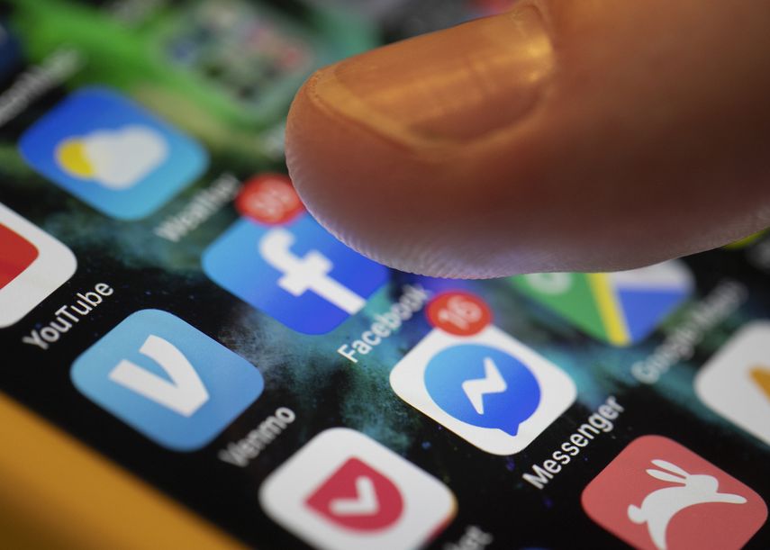 En esta foto del domingo 11 de agosto de 2019 se observan las aplicaciones para Facebook y Messenger en un iPhone en Nueva Orleans. Facebook dice que pagó a contratistas para que transcribieran clips de audio de los usuarios de su servicio de mensajes.&nbsp;