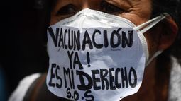 Una enfermera usa una mascarilla que dice “¡Vacunación ahora!&nbsp;Es mi derecho ”durante una protesta para exigir que todos los trabajadores de la salud sean vacunados contra el COVID-19, en la plaza Los Palos Grandes, en Caracas el 17 de abril de 2021.