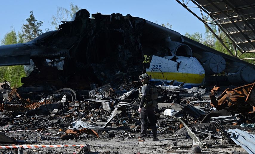 Un militar hace guardia en un avión de carga Antonov An-225 Mriya ucraniano destruido en medio de la invasión rusa de Ucrania, en el aeropuerto de la ciudad de Hostomel, en la región de Kiev, el 5 de mayo de 2022.&nbsp;&nbsp;