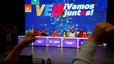 Candidatos del Partido Socialista Unido de Venezuela (PSUV) y la alianza Gran Polo Patriótico levantan los brazos con simpatizantes mientras celebran la victoria en las elecciones parlamentarias en Caracas, Venezuela, el lunes 7 de diciembre de 2020.&nbsp;