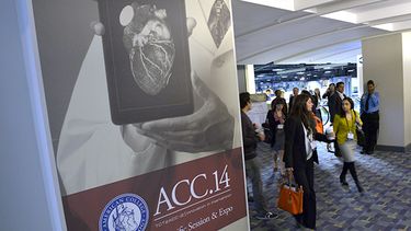 Asistentes a una conferencia del Colegio Americano de Cardiología en Washington, en la que se presentó una nueva clase de medicamentos experimentales que puede reducir considerablemente el colesterol. (AP foto/Susan Walsh)