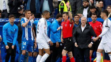 El delantero francés #09 del Real Madrid, Kylian Mbappé, recibe una tarjeta roja del árbitro César Soto durante el partido de la liga española entre el Deportivo Alavés y el Real Madrid CF en el estadio de Mendizorroza en Vitoria el 13 de abril de 2025.