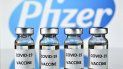 En esta foto de archivo tomada el 17 de noviembre de 2020 (ARCHIVOS) se muestran viales con adhesivos de vacuna contra el COVID-19 adjuntos, con el logo de la compañía farmacéutica estadounidense Pfizer. En esta foto de archivo tomada el 17 de noviembre de 2020 (ARCHIVOS) se muestran viales con adhesivos de vacuna contra el COVID-19 adjuntos, con el logo de la compañía farmacéutica estadounidense Pfizer.