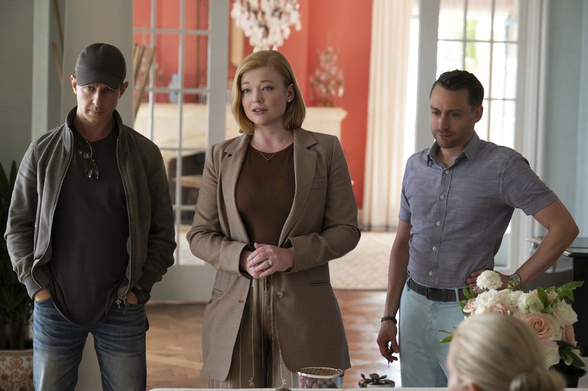 En esta imagen proporcionada por HBO, Jeremy Strong, de izquierda a derecha, Sarah Snook y Kieran Culkin en una escena de la temporada final de Succession. La producción es considerada una de las mejores series de 2023.