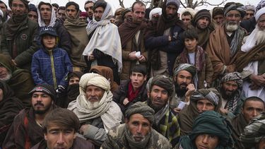 Hombres afganos esperan para solicitar ayuda humanitaria en Qala-e-Naw, Afganistán, el 14 de diciembre de 2021.&nbsp;