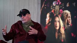 El director francés, autor de la película Emilia Pérez, Jacques Audiard, gesticula mientras habla durante una entrevista con AFP en Bogotá el 18 de enero de 2025. 