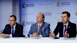 Suscribimos un acta con Naciones Unidas, depositamos la información en un sobre que deberá ser entregado al director del patrimonio autónomo que se va a conformar, agregó ministro del Interior, Guillermo Rivera (d).