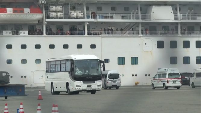 Un autob&uacute;s transporta a los&nbsp;primeros pasajeros que abandonan el crucero Diamond Princess, en cuarentena en Jap&oacute;n por coronavirus.
