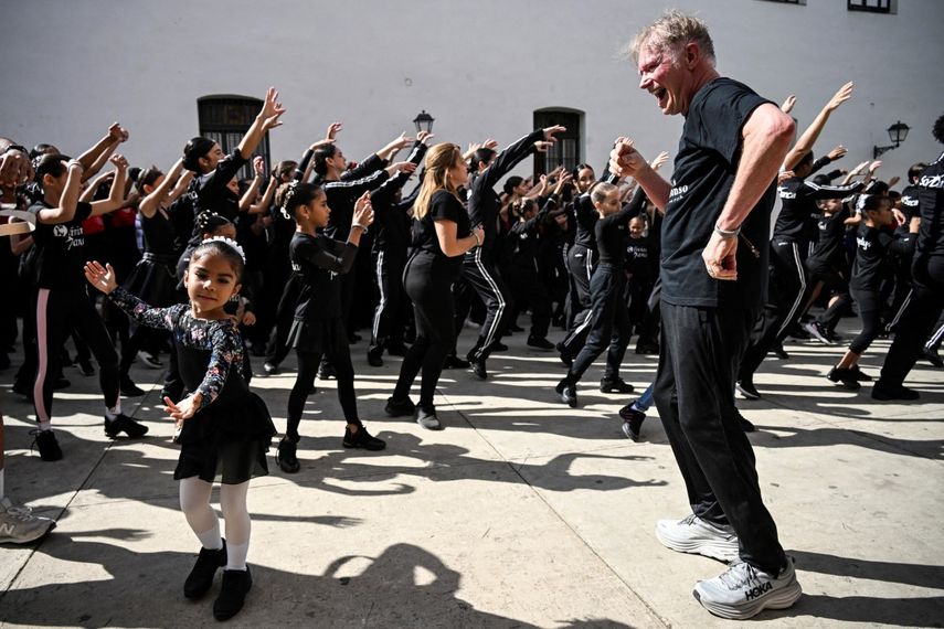 El coreógrafo estadounidense Vincent Paterson interpreta la coreografía del video musical Thriller de Michael Jackson mientras imparte una clase magistral para bailarines cubanos y extranjeros en La Habana el 7 de enero de 2025.&nbsp;