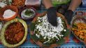 Un vendedor prepara un plato con nopales, cebolla y cilantro en la Feria de Comida Prehispánica en la delegación Iztapalapa de la capital mexicana el viernes 29 de julio de 2022.