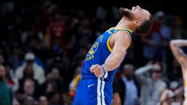 El escolta de los Warriors de Golden State, Stephen Curry, reacciona después de anotar en la segunda mitad del partido de baloncesto de la NBA contra los Hawks de Atlanta, el sábado 3 de febrero de 2024, en Atlanta.&nbsp;