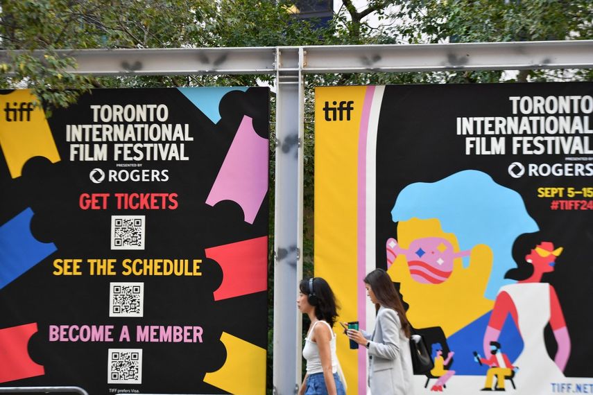 La gente pasa frente a un cartel que anuncia el Festival Internacional de Cine de Toronto (TIFF) el día de la inauguración, en Toronto, Ontario, Canadá, el 5 de septiembre de 2024.