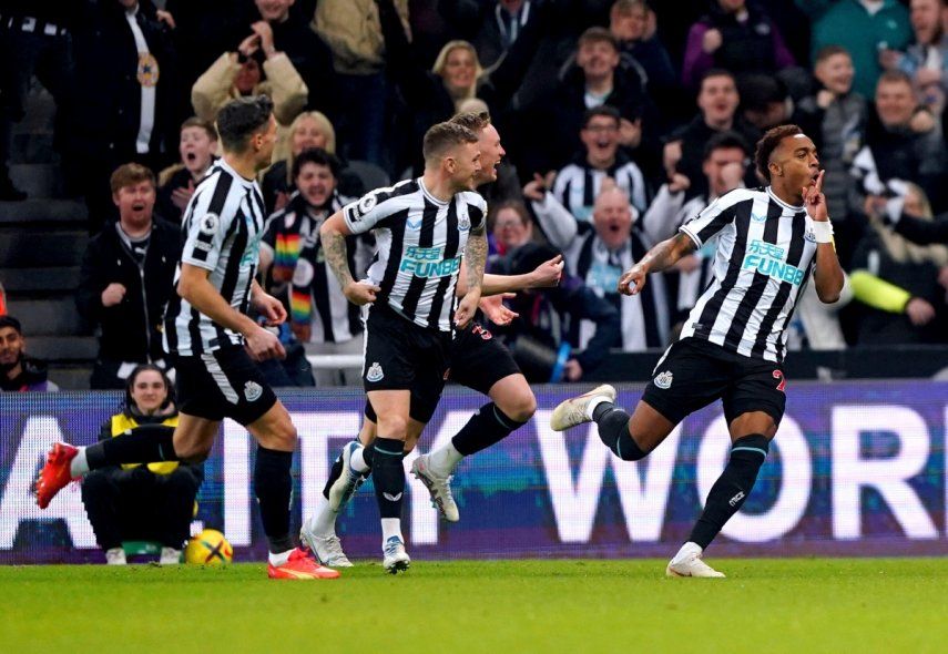 Joe Willock (derecha), del Newcastle United, festeja un gol en el partido ente el West Ham, el 4 de febrero de 2023 en la Premier League de Inglaterra