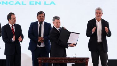 &nbsp;El presidente de&nbsp;Colombia, Juan Manuel Santos (c), acompañado del alcalde de Bogotá, Enrique Peñalosa (d)