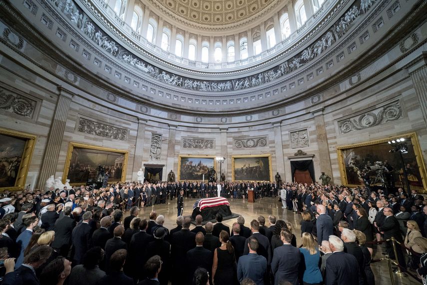 El féretro de John McCain descansa en el Capitolio de la nación.