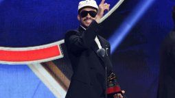 El rapero, cantante y compositor puertorriqueño Bad Bunny recibe el premio a la Mejor Canción Urbana por LA MuDANZA durante la 26.ª edición de los Premios Latin Grammy en el MGM Grand Garden Arena de Las Vegas, Nevada, el 13 de noviembre de 2025. El rapero, cantante y compositor puertorriqueño Bad Bunny recibe el premio a la Mejor Canción Urbana por LA MuDANZA durante la 26.ª edición de los Premios Latin Grammy en el MGM Grand Garden Arena de Las Vegas, Nevada, el 13 de noviembre de 2025.
