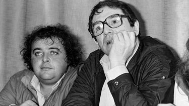 Una foto de archivo tomada el 26 de mayo de 1981 muestra al actor francés Jacques Villeret (izq.) y al director de cine Robert Hossein en la 34ª edición del Festival de Cine de Cannes en Cannes, sur de Francia.&nbsp;