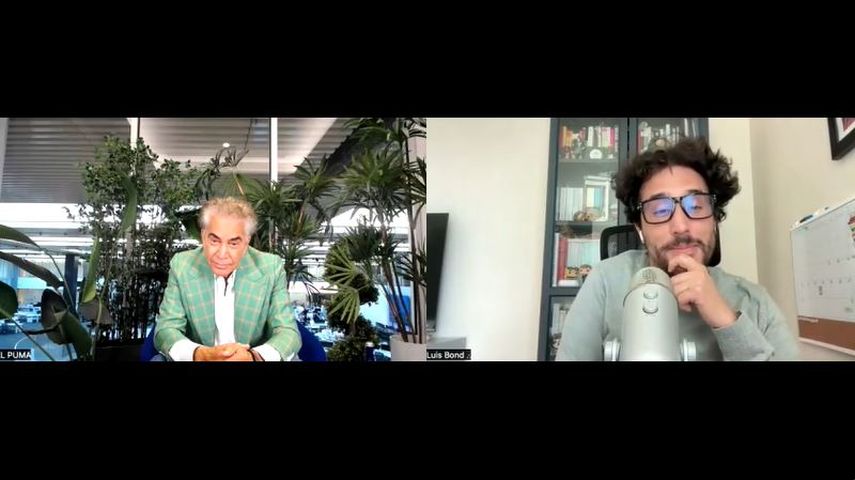 Luis Bond conversa con el cantante José Luis Rodríguez.&nbsp;
