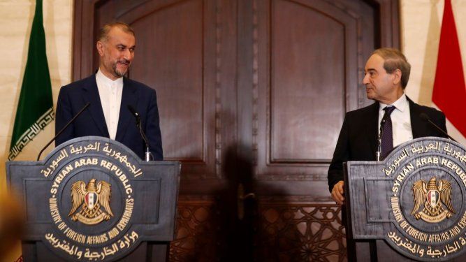 El ministro de Asuntos Exteriores de Siria, Faisal Mekdad (derecha), habla con su contraparte iraní, Hossein Amirabdollahian, durante una conferencia de prensa conjunta en Damasco, Siria, el lunes 8 de abril de 2024.&nbsp;