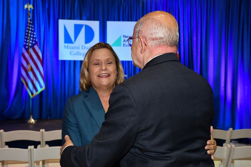 La congresista republicana Ileana Ros Lehtinen y el presidente de Miami Dade College, Eduardo Padrón, se saludan durante el acto para celebrar el Día de la Ciudadanía.