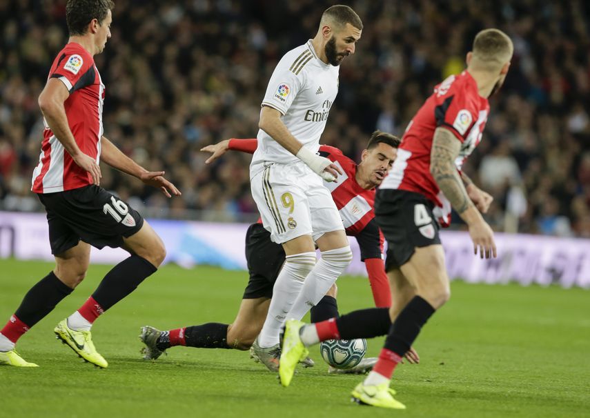 Benzema, l&iacute;der de la tabla de ca&ntilde;oneros de Espa&ntilde;a con 13 goles y autor de 16 en total en lo que va de la temporada,&nbsp;tiene una lesi&oacute;n en la corva de la pierna izquierda,&nbsp;mientras que Bale padece una &ldquo;infecci&oacute;n en las v&iacute;as respiratorias&rdquo;, seg&uacute;n el club, que no dio detalles.