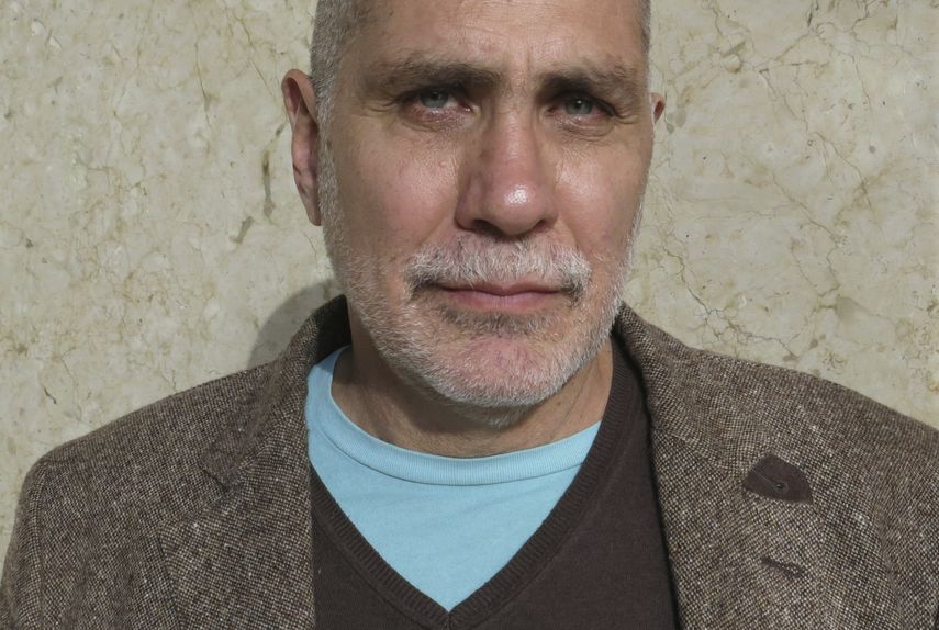 El escritor mexicano gan&oacute; el Premio Alfaguara 2020 por su novela Salvar el fuego.