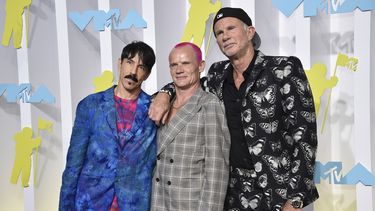 De izquierda a derecha Anthony Kiedis, Flea y Chad Smith, de Red Hot Chili Peppers, en los Premios MTV a los Videos Musicales el 28 de agosto de 2022, en Newark, Nueva Jersey. Live Nation anunció una gira internacional de la agrupación que comenzará el 29 de marzo de 2023.