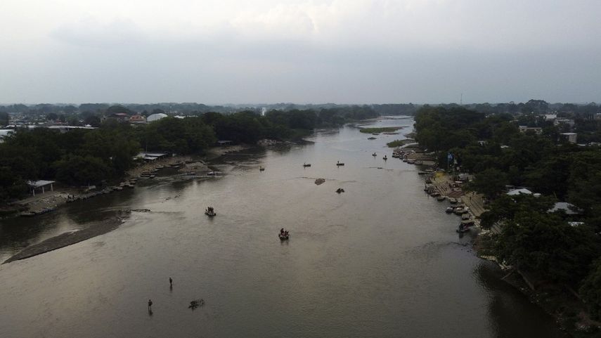 En esta vista aérea, las personas usan balsas improvisadas para cruzar ilegalmente el río Suchiate desde Tecún Umán en Guatemala hasta Ciudad Hidalgo en el estado de Chiapas, México, el 16 de mayo de 2022.
