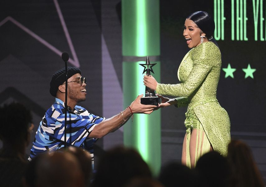 Cardi B recibe el Premio BET al álbum del año por Invasion of Privacy de manos de Anderson .Paak, el domingo 23 de junio del 2019 en el Teatro Microsoft en Los Angeles.