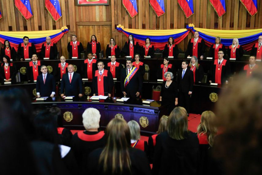 Parte del recibimiento que dieron los magistrados a Maduro fue transmitido por el canal estatal VTV.